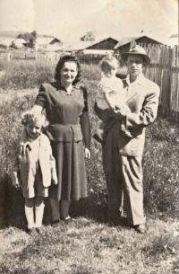Václav Vondrášek se sestrou a rodiči, 50. léta, Volary