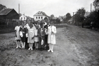 Děti v Třebomi v den prvního svatého přijímání, vpravo sestra Jana Teichmanna Uršula, přibližně konec 40. let