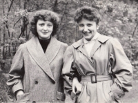 Patnáctiletá Jarmila Procházková  (vpravo) s přítelkyní