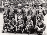 Výběrový tým plzeňských učitelek, pamětnice druhá zleva v dolní řadě, 1978
