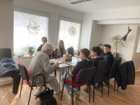 Pamětnice Marie Kavková s týmem projektu Příběhy našich sousedů