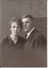 Antonín Hrnčíř a Justinka, děda a babička pamětníka, 20. léta
