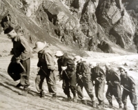 Борис Білинський (перший зліва). Кавказ, 1951 р.