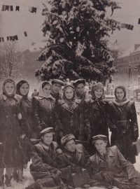 Студент Андрій Содомора (стоїть третій справа) зі своєю групою. Львів, 1957 р.