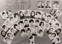 Tablo Střední ekonomické školy v Dušní 7, Praha 1. Pamětnice čtvrtá řada druhá zprava, Praha, 1968