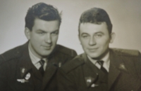Jan Chloupek s kamarádem Františkem Herynkem na vojně 