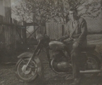 Jan Chloupek na svém motocyklu Pionýr 50