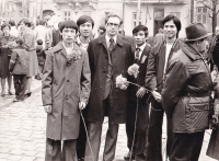 Андрій Содомора з в’єтнамським студентами. Львів, 1 травня 1980 р.