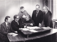 В редакції часопису «Дзвін». Зліва на право: Юрій Коваль, Андрій Содомора, Роман Федорів, Володимир Олейко, Іван Сварник, Роман Дідула. Львів, 1980-ті рр.
