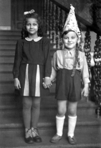 Petr Benesch se svou sestrou Helgou, rok 1947