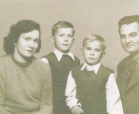 Jiří Strádal s rodiči a bratrem Milošem, 1949