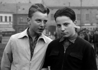 Petr Benesch na Havelské pouti s kamarádem Václavem Pauločíkem, rok 1959