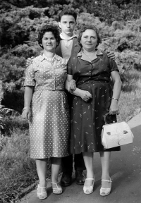 Petr Benesch s matkou Ernou a Olgou Streicherovou, rok 1960