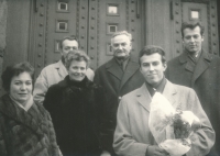 Zleva rodiče, Jiří Strádal s kyticí, promoce, 1967