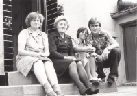 Zleva teta Marie, maminka Miloslava, pamětnice, bratr Josef, Žernovka 1976