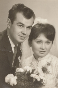 Svatební fotka rodičů pamětnice Václava Mestla a Almy Mestlové (Krtové)