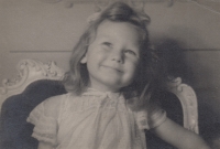 Fotka dvouleté Almy Mestlové, kterou její matka Anna Krtová poslala babičce Almě Dressing do Ameriky