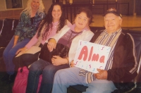 Otec Ernest Plouff čeká na první setkání se svou dcerou Almou Mestlovou na letišti v Alabamě