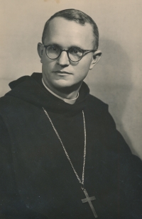 Jan Anastáz Opasek, známý jako Opat chuligán, římskokatolický kněz, arciopat Břevnovského kláštera, představený řádu benediktinů, které zastupoval jako majitele statku, na kterém hospodařil pamětníkův otec. Pamětník má na něj mlhavé, avšak dobré vzpomínky. 