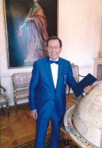 Petr Kalaš při převzetí francouzského vyznamenání na ambasádě v Praze, 2019