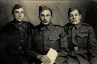 Otec Poldiny Semančinové František Pirkl (první zleva) ve Svobodově armádě (1944)