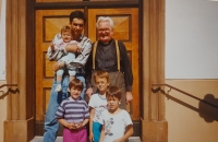 Pavel Husák s dětmi na návštěvě u perzekvovaného kněze Pavla Zíbala, 80. léta