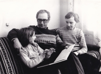 Андрій Содомора з сином Павлом та донькою Софією вдома. Львів, 1 грудня 1987 р.