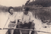 Борис Білинський із Зоряною Резник (майбутньою дружиною) на Винниківському озері, друга половина 1950-х років