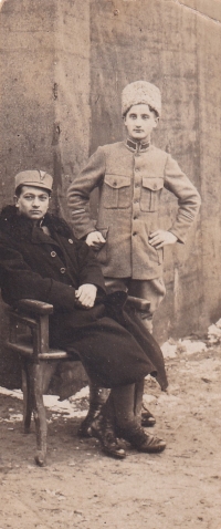 Батько Олександр Содомора (стоїть) в односторої армії УНР. Бережани, 1918 р.