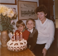 Narozeniny syna Daniela, zleva dcera Linda, syn Daniel, pamětnice, Jevany, 1983