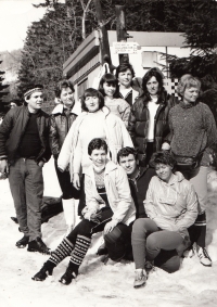 Spolupracovníci z ČEDOKu, pamětnice první vpravo v první řadě, Špindlerův Mlýn, 1984