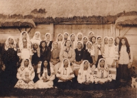 Зібрання «Союзу українок». У центрі мати Софія Содомора. С. Вирів, друга половина 1930-х рр.