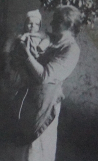Jan Chloupek v dětství s maminkou 