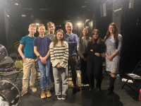 Petr Vacek s žákovským týmem při nahrávání rozhovoru v rámci projektu Příběhy našich sousedů; 2024