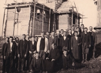 Отець Олександр Содомора (сидить в центрі) разом з громадою села Вирів під час будівництва церкви, кінець 1930-х рр.
