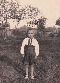 Андрій Содомора, с. Вирів, початок 1940-х рр. На тлі – стара церква XVIII ст.