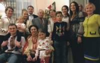 Борис Білинський (у центрі) з родиною. Львів, 2018 р.