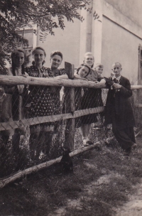 Сім’я Содомор на розі плебанії. Справа на ліво: о. Олександр, Андрій, Софія, Марта, сестра Софії – Меланія, Лукія, Юстина. Вирів, 1940-ві рр.