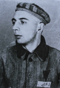 Otec Jana Syrovátky Oldřich Syrovátka na fotografii z koncentračního tábora Osvětim