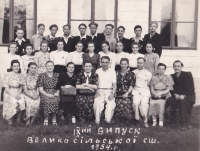 Випуск з Великосільської школи. Андрій Содомора стоїть у верхньому ряді третій зліва, 1954 р.