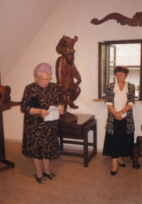 Vernisáž řezbáře Jaroslava Kundráta v knihkupectví ve Vrchlabí. Úvodní slovo pronáší spisovatelka paní Marie Kubátová, pamětnice stojí vpravo od ní, 90. léta 20. století