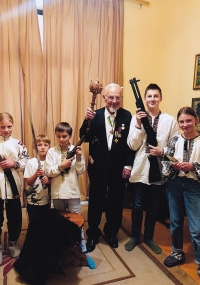 Борис Білинський з правнуками. Львів, 2022 р.
