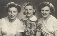 Anna (uprostřed) a sestry Marie (vlevo) a Marta (vpravo), kolem roku 1948