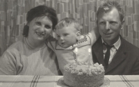 Manželé Markovi se synem Jiřím, 1972