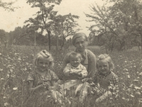 Anna (uprostřed) se svými sestrami Marií a Martou a maminkou, 1943