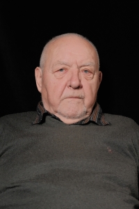 Pamětník při natáčení ve studiu v roce 2024