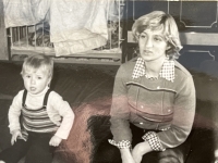 První manželka pamětníka Dáša (zemřela) se synem Lukášem, 70. léta 