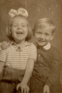 Helena Kavková s bratrem Karlem v dětství