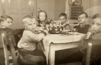 Oslava pátých narozenin Heleny Kavkové – vlevo Jeník Palach, druhý zleva bratr pamětnice