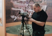 Pamětníkův syn Petr Hůrka natáčí otcovu výstavu v roce 2006